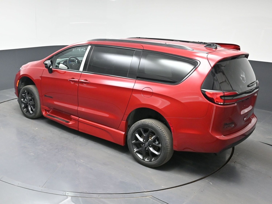 Red Chrysler Pacifica image number 22