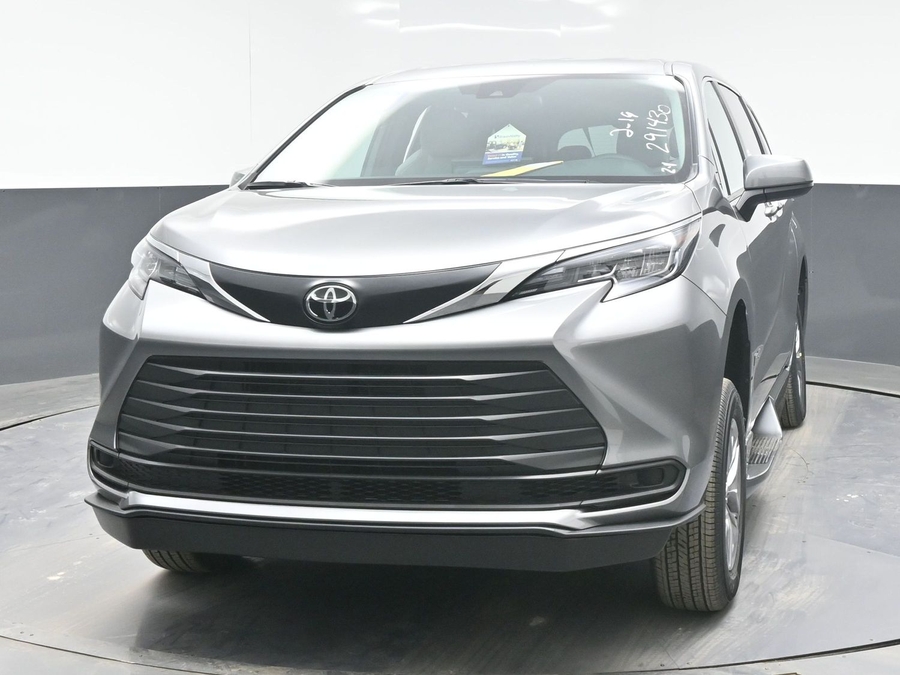 New 2026 Toyota Sienna Hybrid LE - BraunAbility Side Entry Fold Out Automatic Ramp