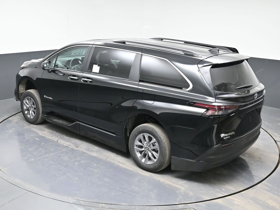 Imagen de la Toyota Sienna negra número 24