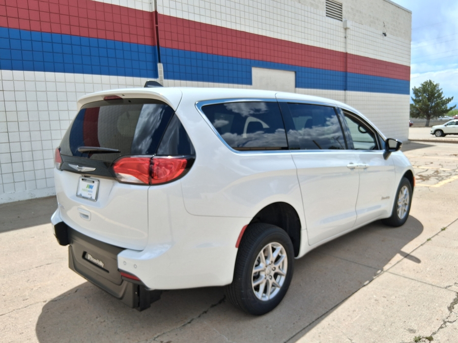 White Chrysler Voyager image number 6