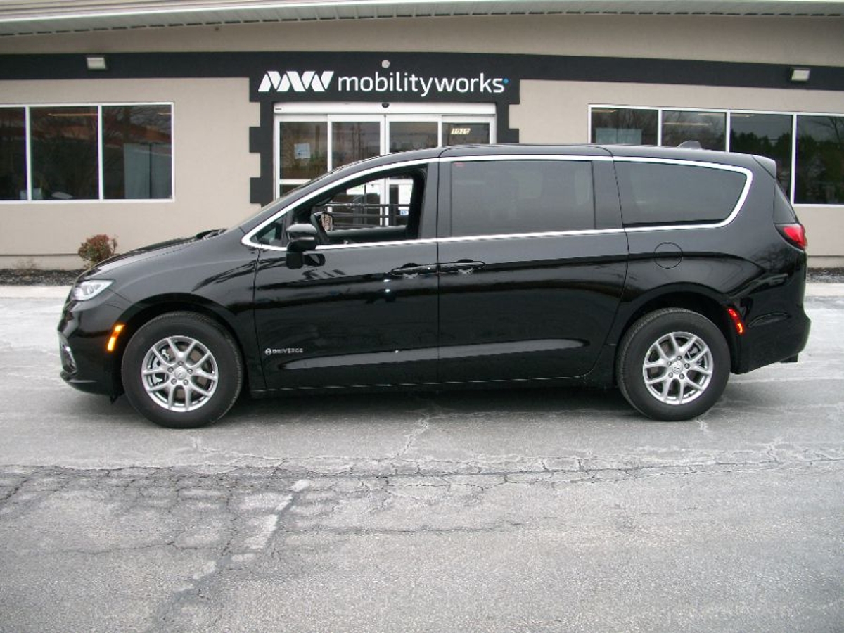 Black Chrysler Pacifica image number 2