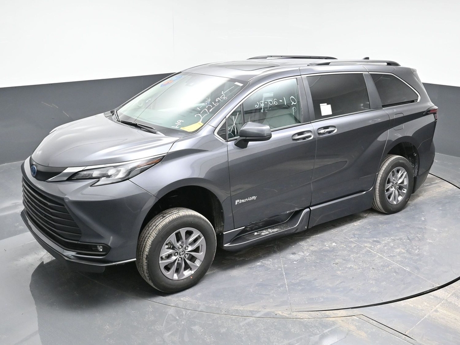New 2025 Toyota Sienna Hybrid XLE Plus - BraunAbility Side Entry Entry Fold Out Automatic Ramp