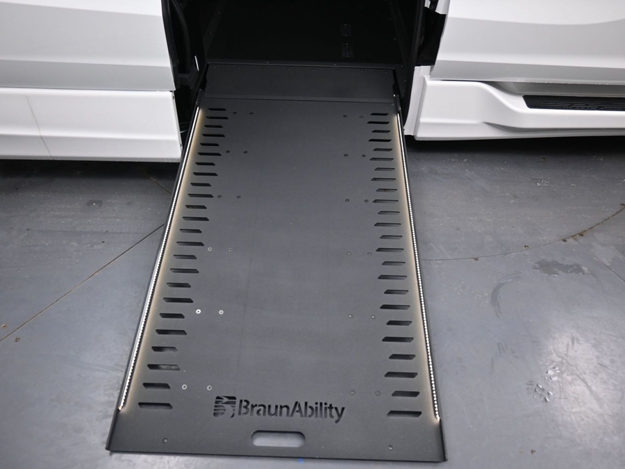 White Honda Odyssey image number 9
