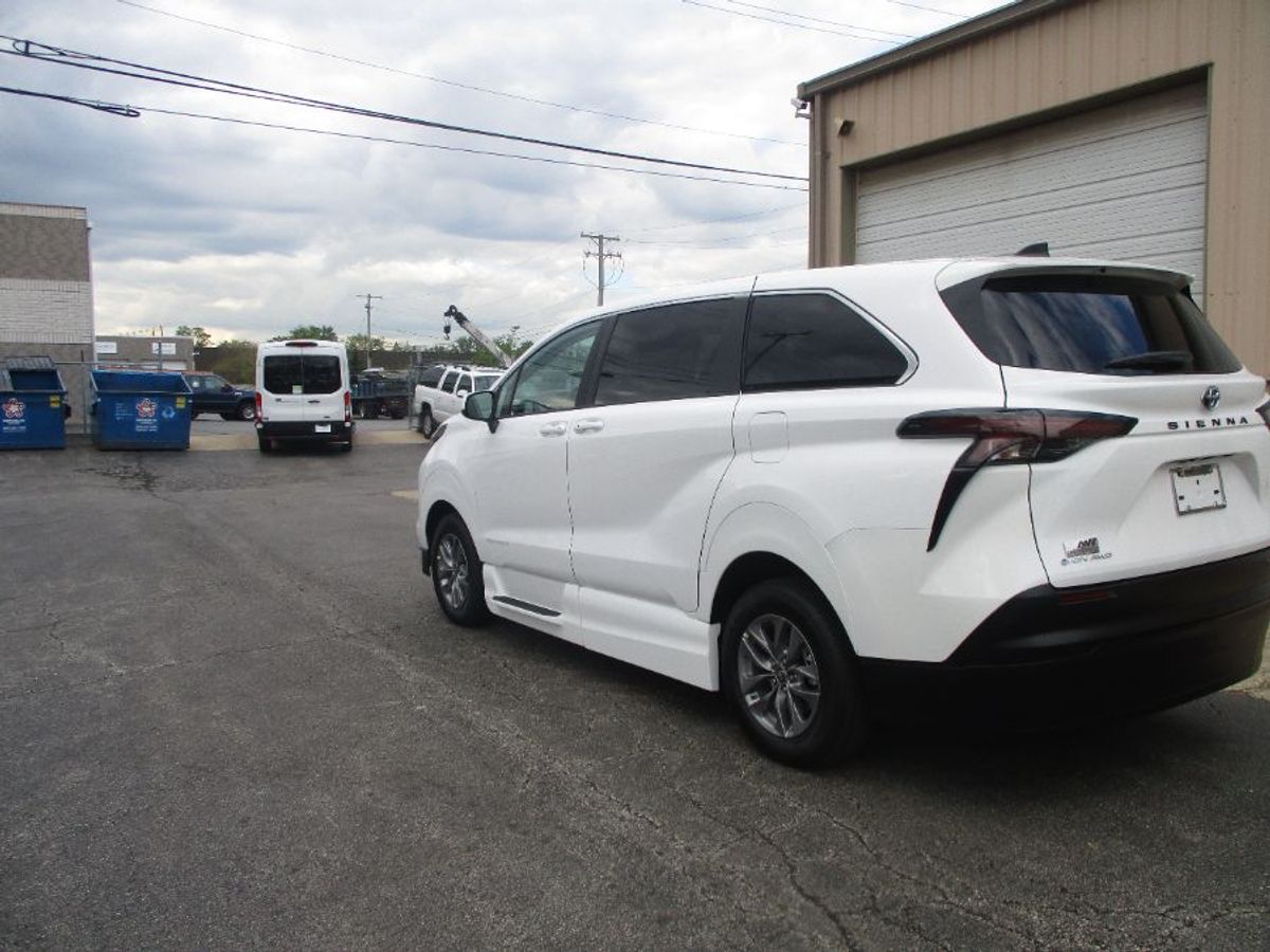 White Toyota Sienna image number 4