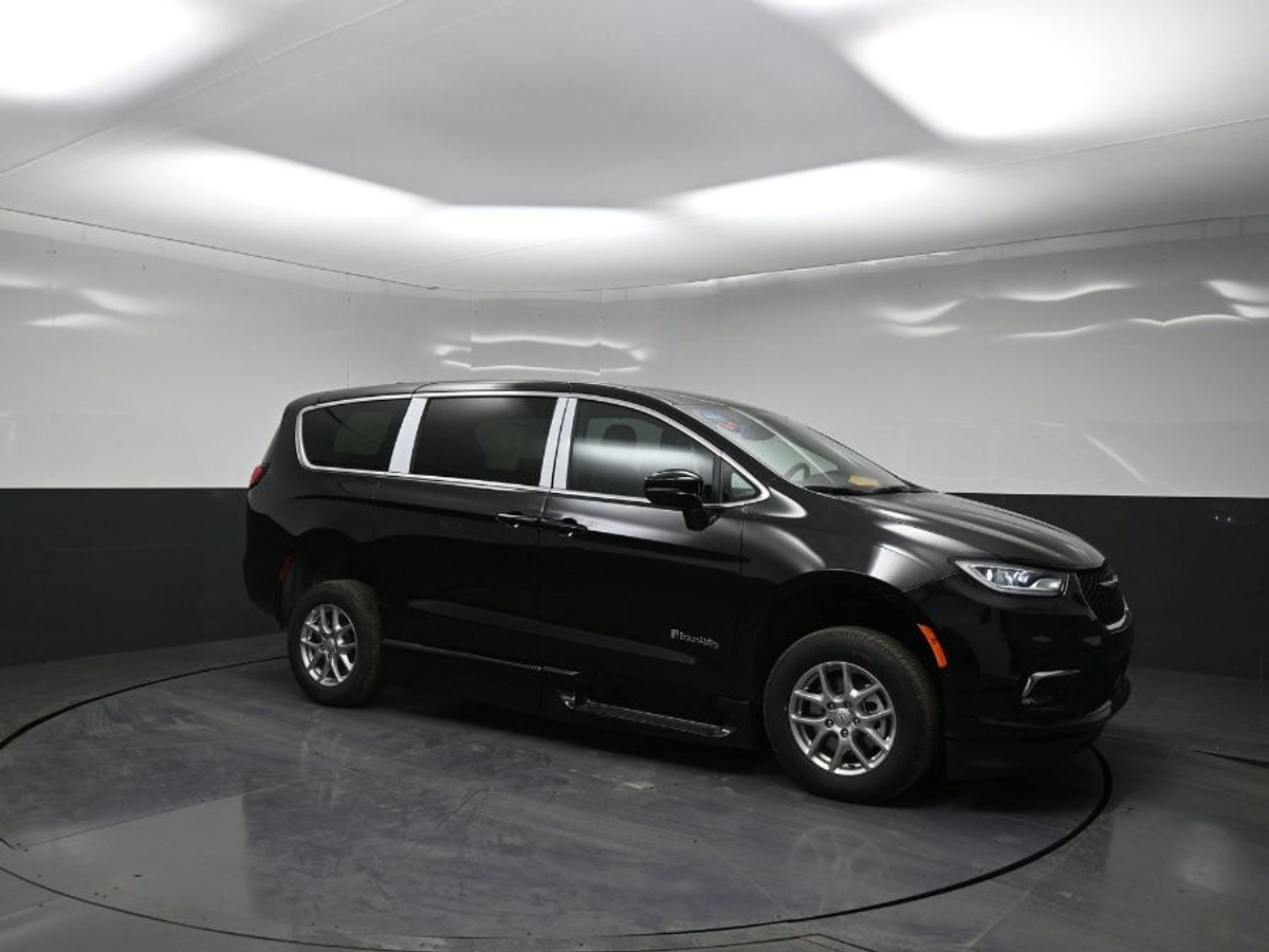 Black Chrysler Pacifica image number 17