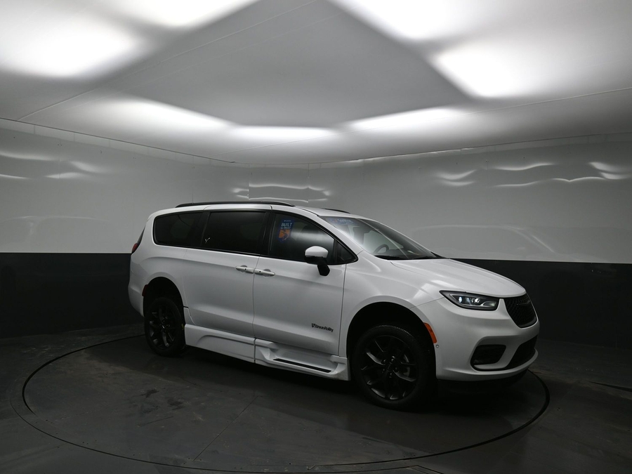 Used 2023 Chrysler Pacifica Touring L - BraunAbility Side Entry Entry Fold Out Automatic Ramp
