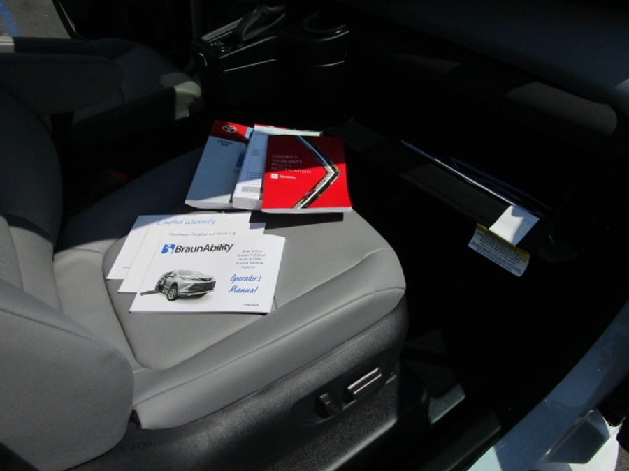 New 2025 Toyota Sienna Hybrid XLE Base - BraunAbility Side Entry Entry Fold Out Automatic Ramp