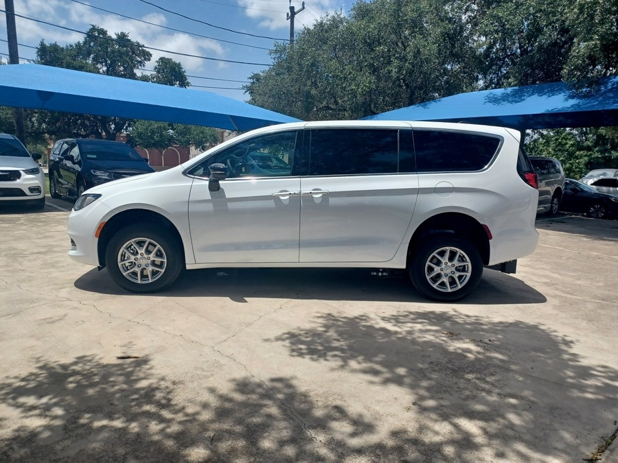 White Chrysler Voyager image number 8