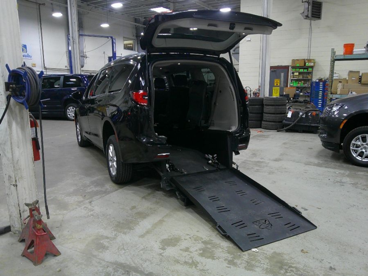 2022 CHRYSLER PACIFICA - Image 3