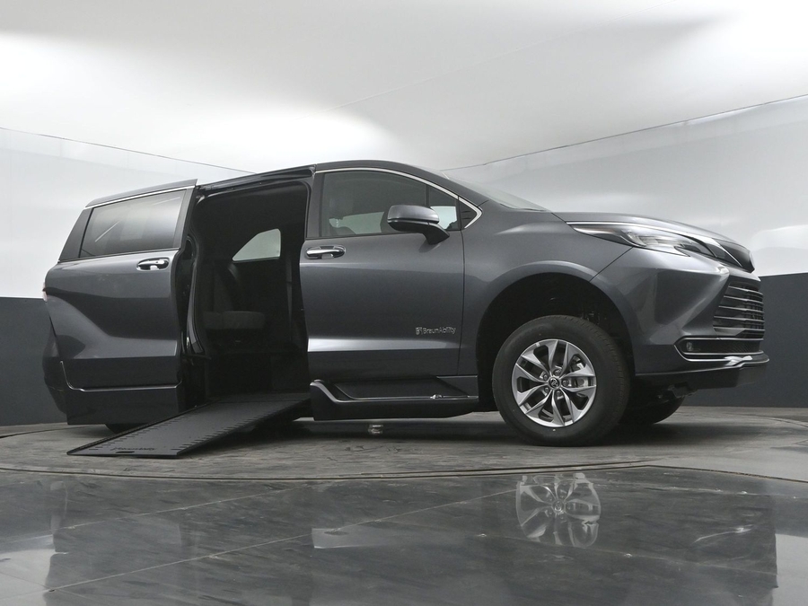 New 2025 Toyota Sienna Hybrid XLE Base - BraunAbility Side Entry Entry In Floor Automatic Ramp