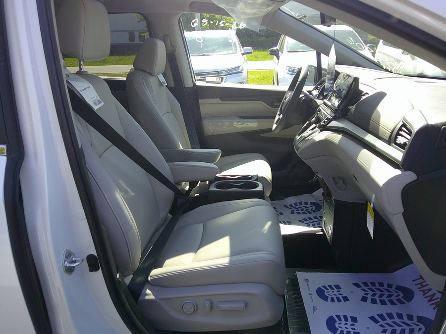 White Honda Odyssey image number 17
