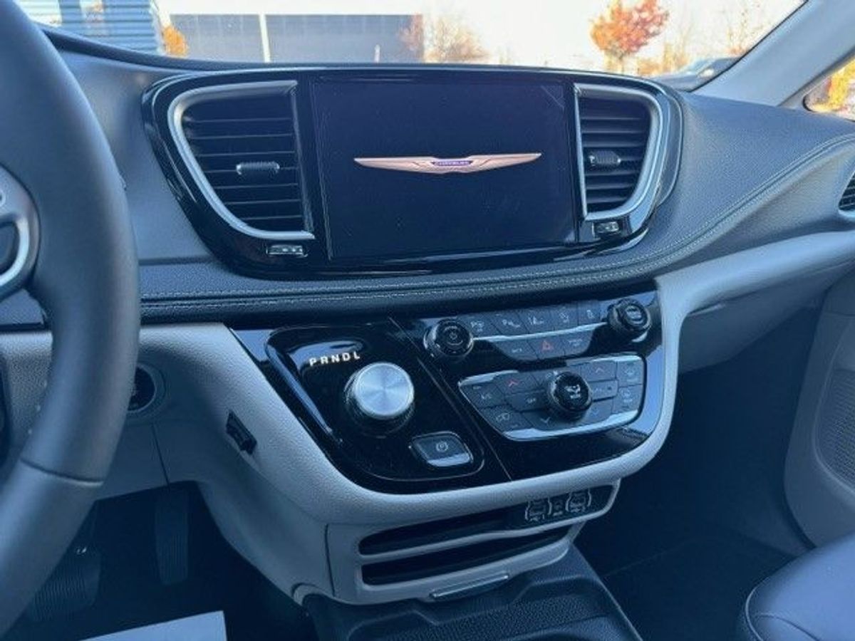White Chrysler Pacifica image number 19