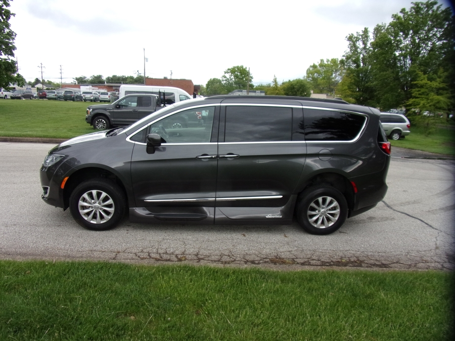 Grey Chrysler Pacifica image number 3