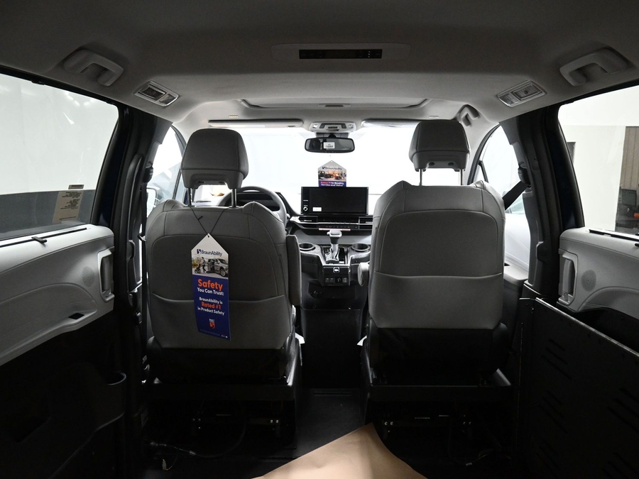 New 2026 Toyota Sienna Hybrid XLE Base - BraunAbility Side Entry Entry Fold Out Automatic Ramp