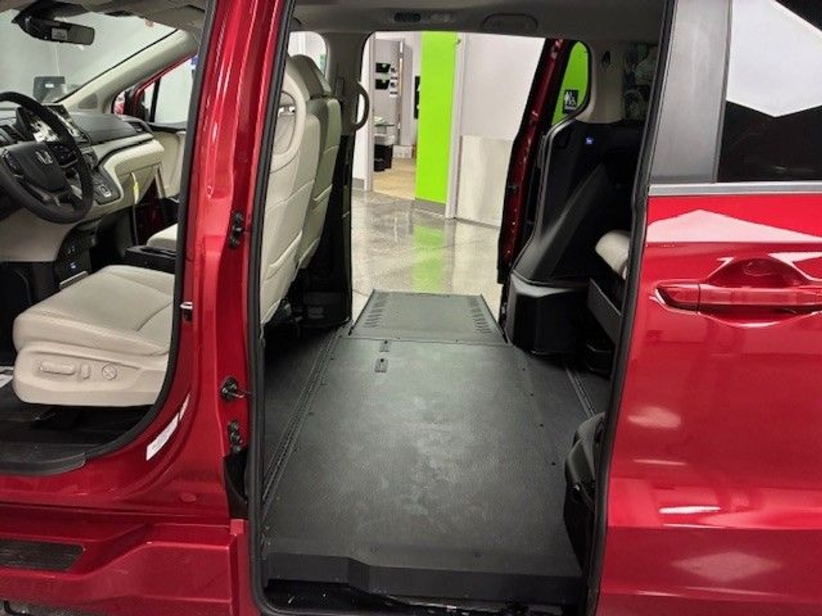 Red Honda Odyssey image number 2