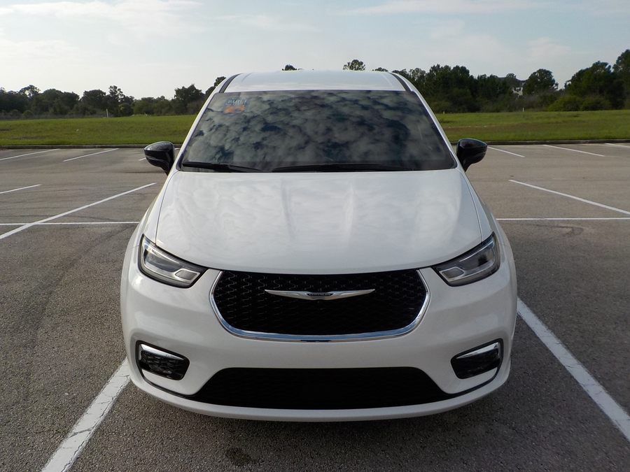 White Chrysler Pacifica image number 3