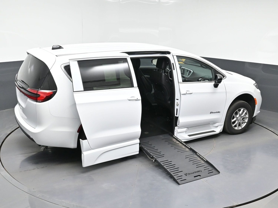 New 2026 Chrysler Pacifica Select Safety - BraunAbility Side Entry Entry Fold Out Automatic Ramp