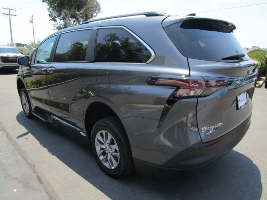 New 2025 Toyota Sienna Hybrid XLE Plus - BraunAbility Side Entry Entry In Floor Automatic Ramp