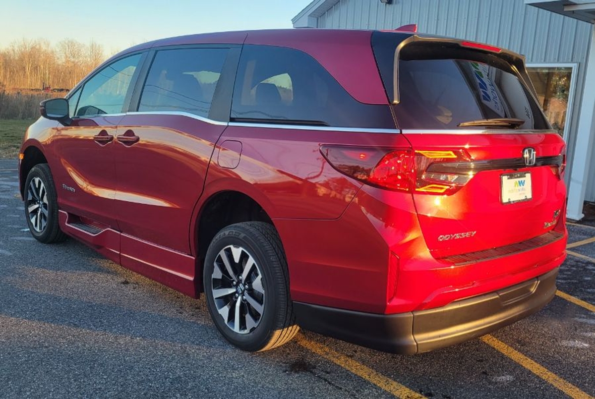 Red Honda Odyssey image number 10