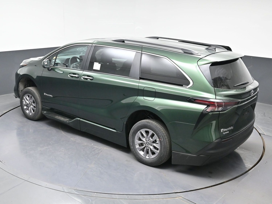 New 2026 Toyota Sienna Hybrid XLE Base - BraunAbility Side Entry Fold Out Automatic Ramp