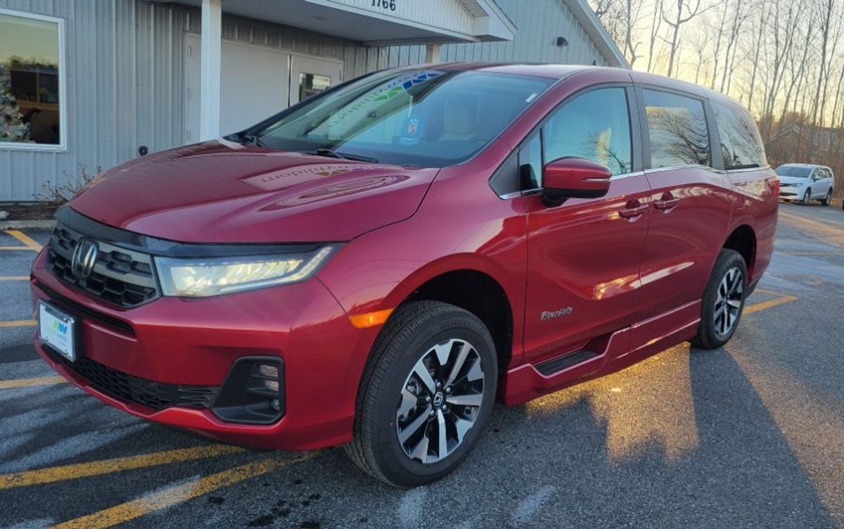 Red Honda Odyssey image number 4