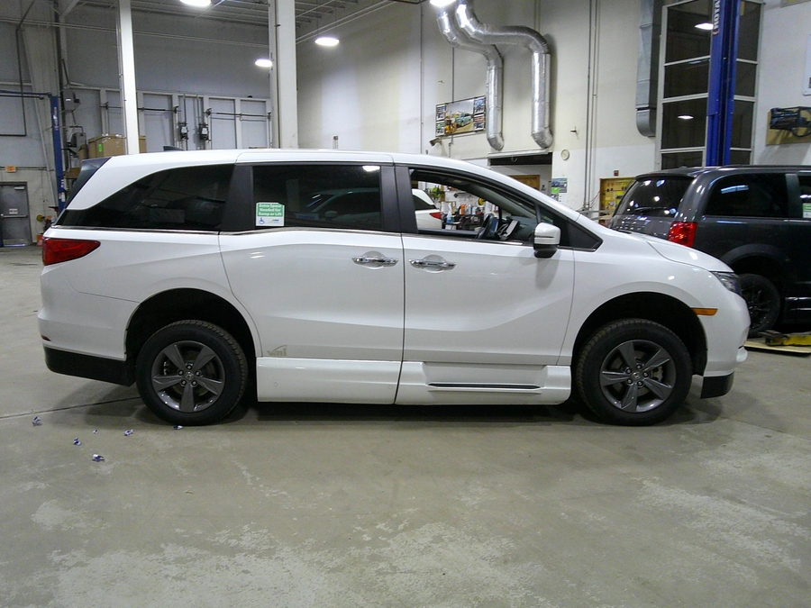 White Honda Odyssey image number 10