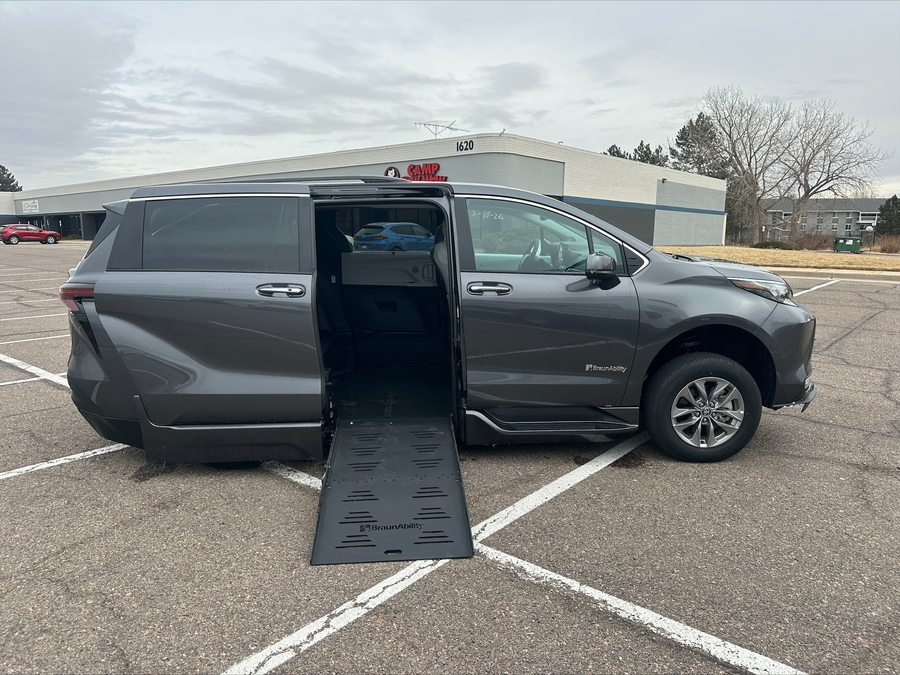 Grey Toyota Sienna image number 19