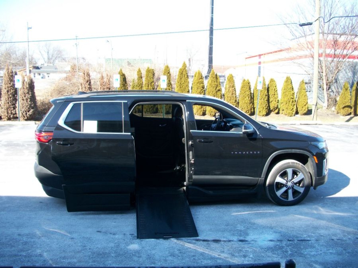 Black Chevrolet Traverse image number 7
