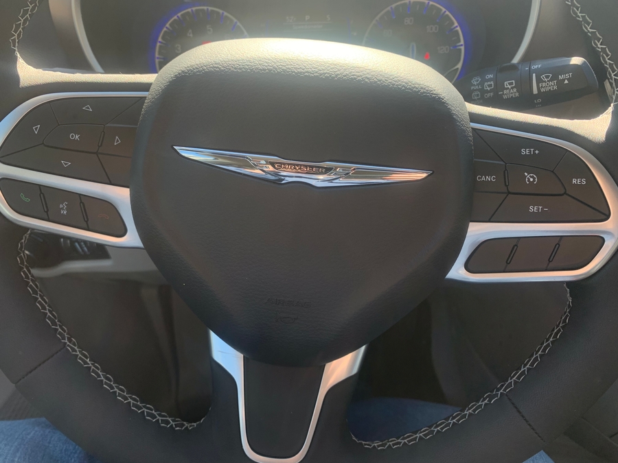 White Chrysler Pacifica image number 14