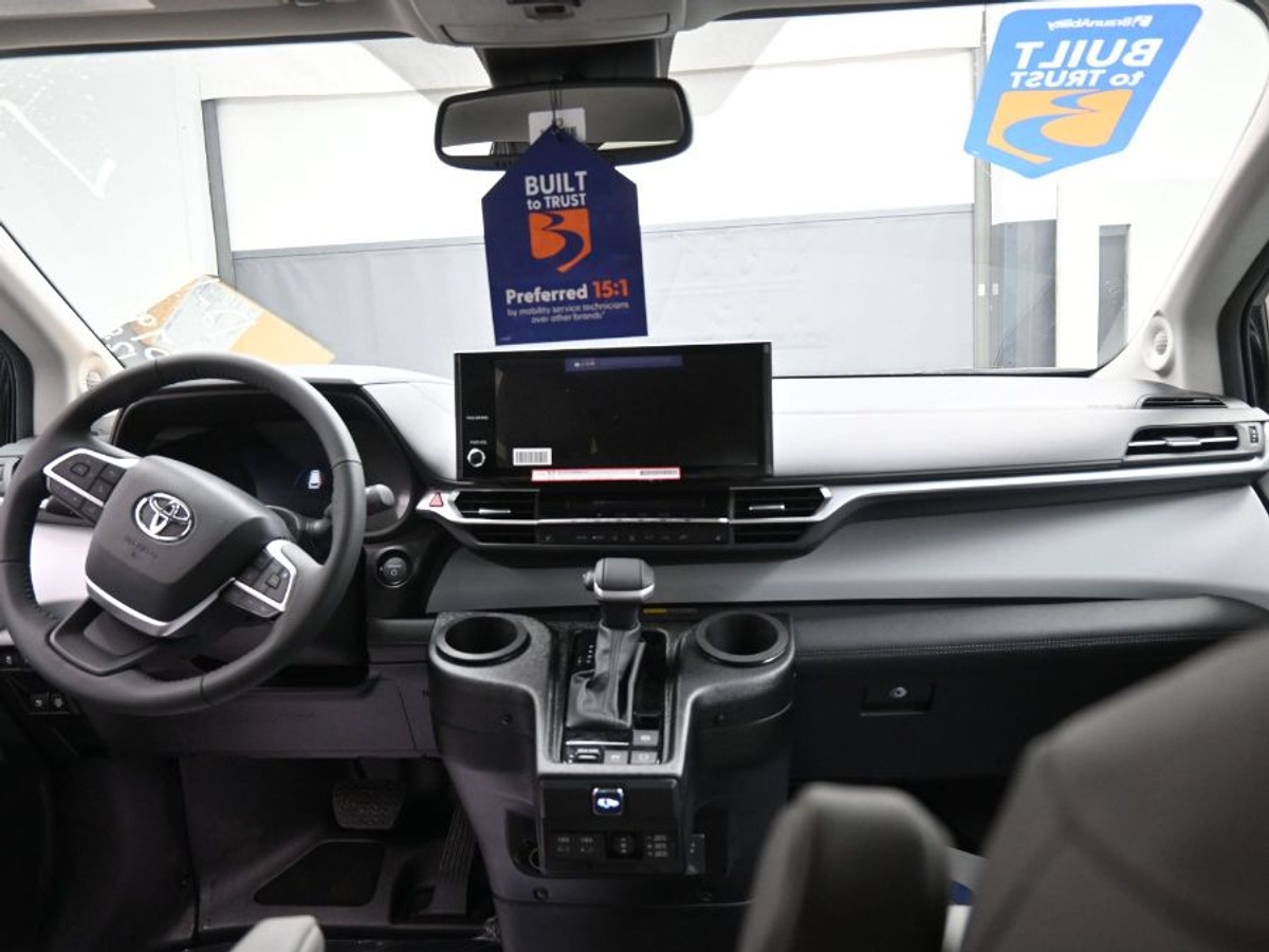 2025 TOYOTA SIENNA - Image 13