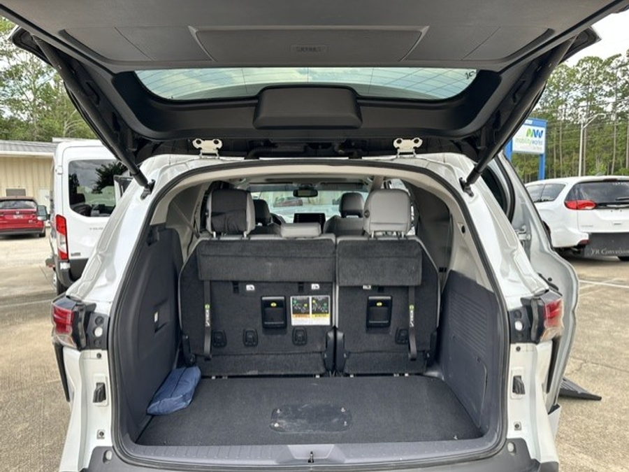 2022 Toyota Sienna XLE - Photo 9