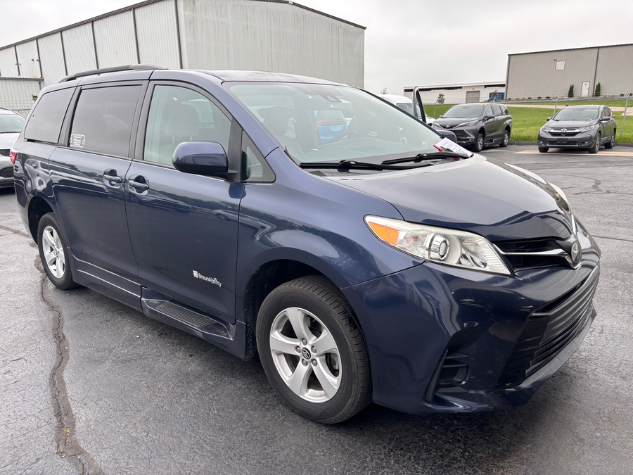 Used 2018 Toyota Sienna LE - BraunAbility Side Entry Entry In Floor Automatic Ramp