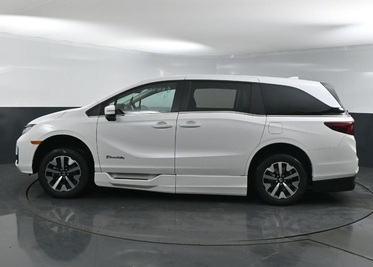 White Honda Odyssey image number 3