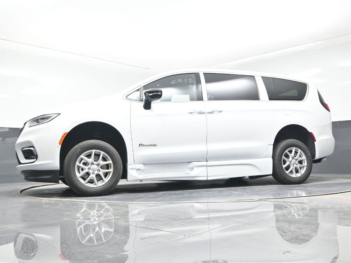 White Chrysler Pacifica image number 19