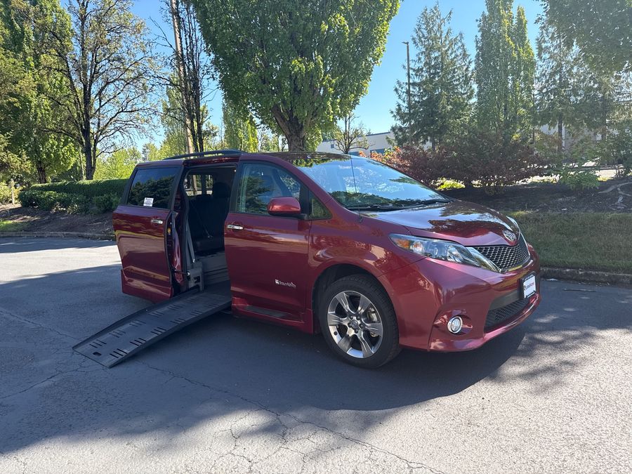 Used 2014 Toyota Sienna SE - BraunAbility Side Entry Entry Fold Out Automatic Ramp