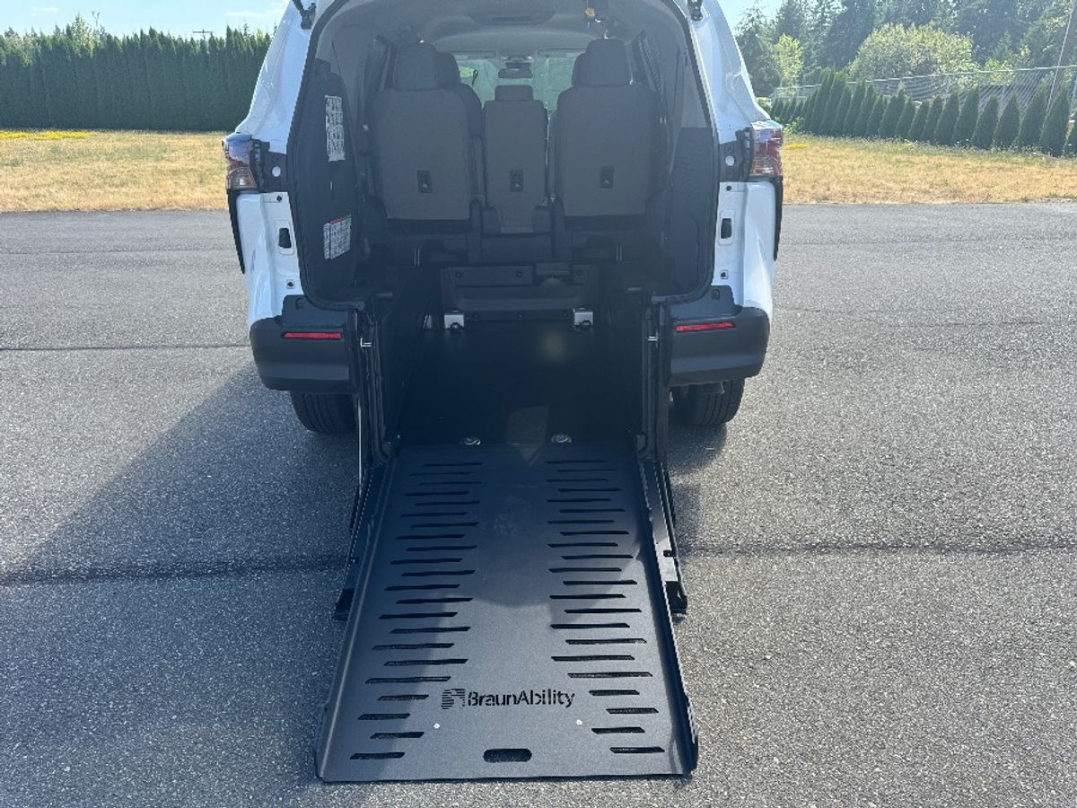 Wheelchair Van New 2024 Toyota Sienna STQ42702