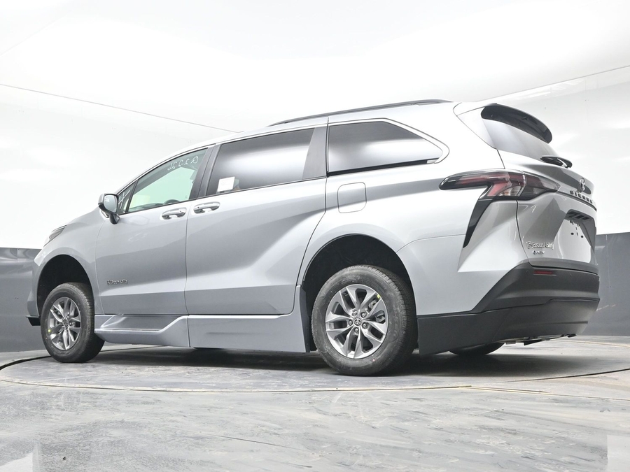 Silver Toyota Sienna image number 20