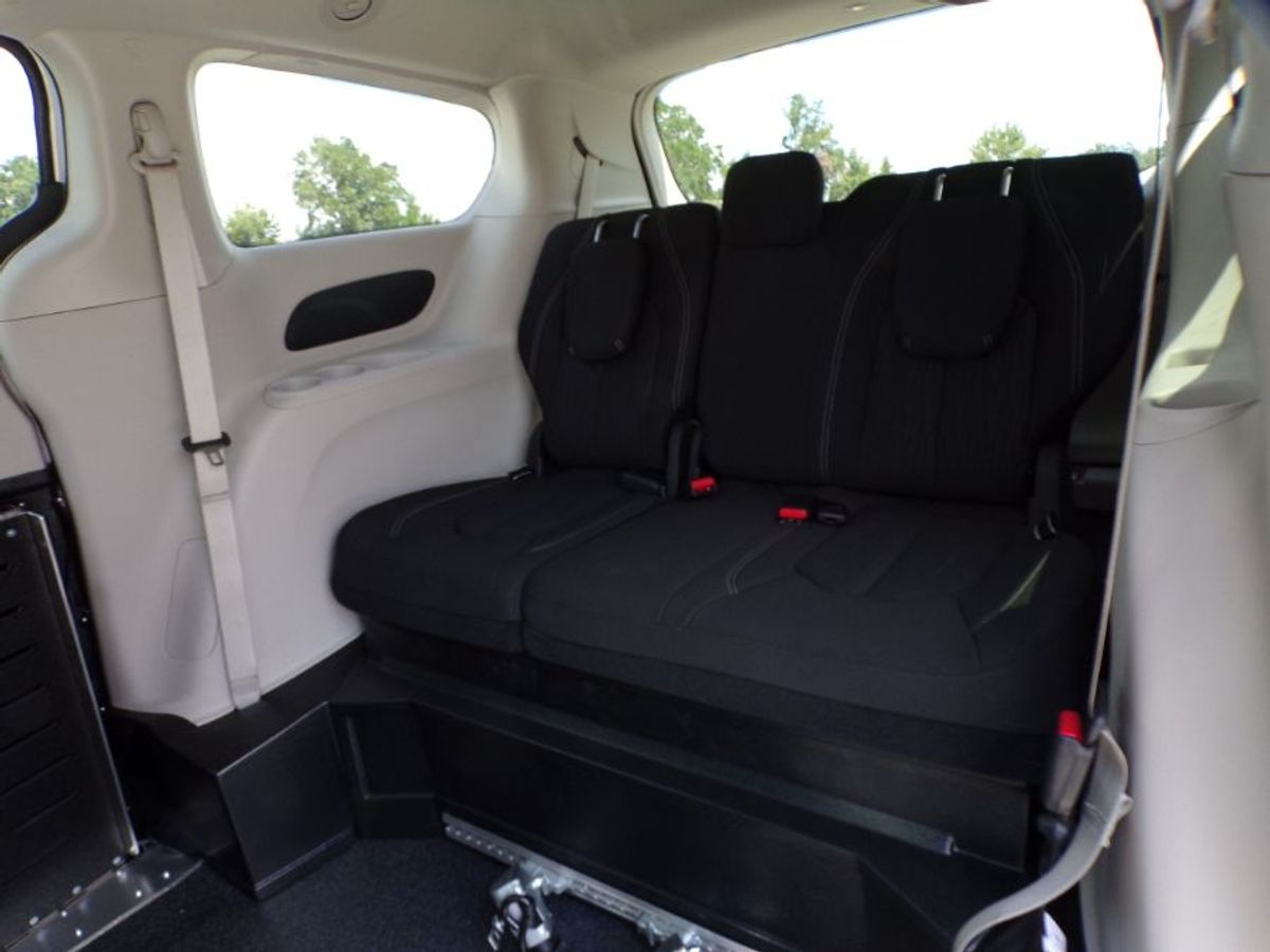 White Chrysler Voyager image number 16