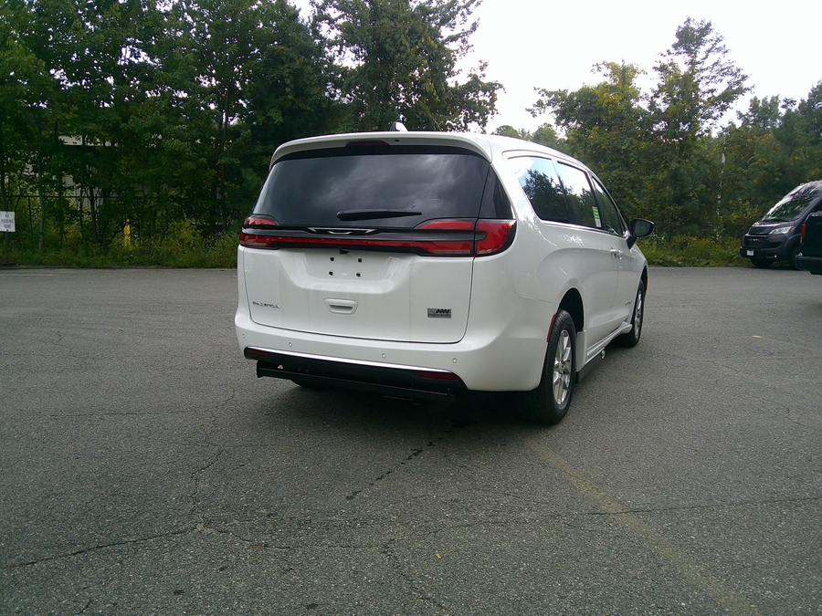 White Chrysler Pacifica image number 7