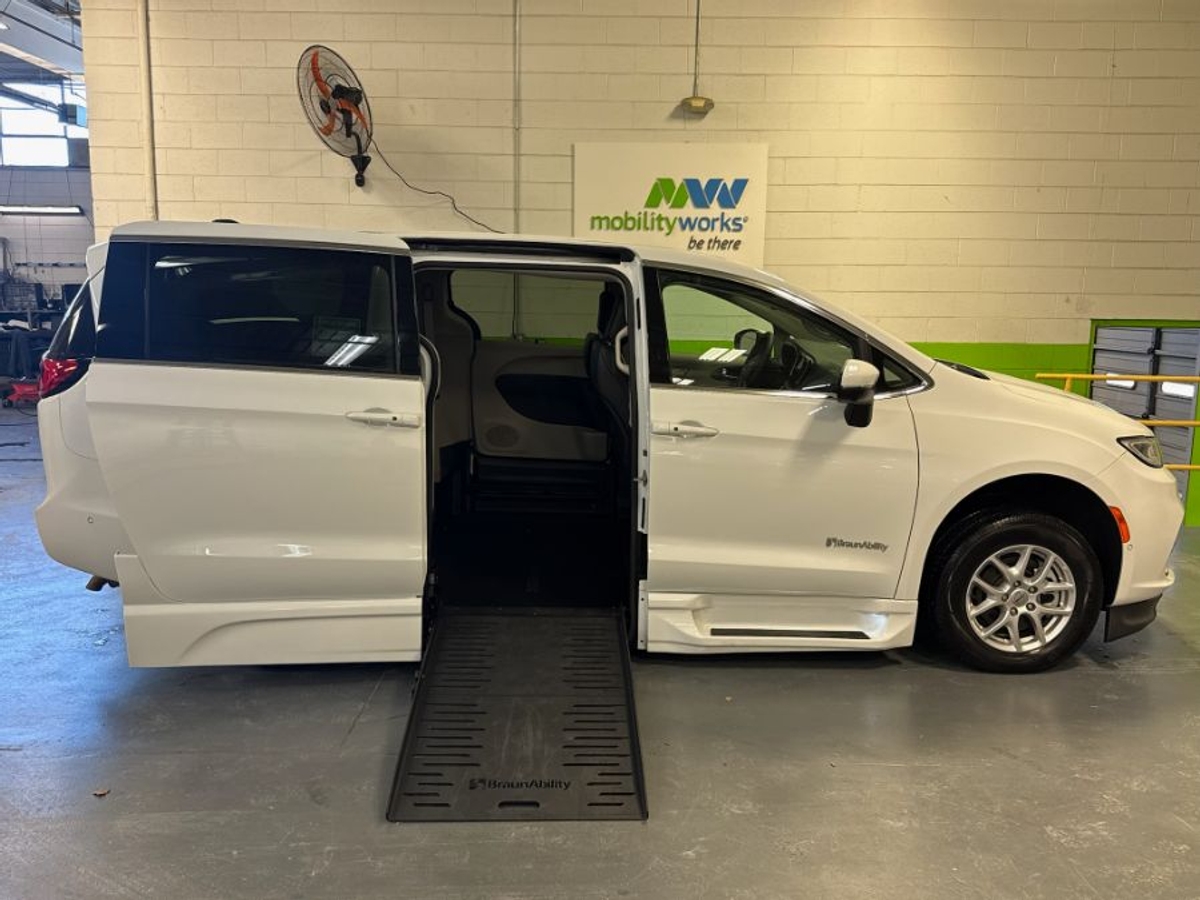 2023 Chrysler Pacifica Touring L's photo