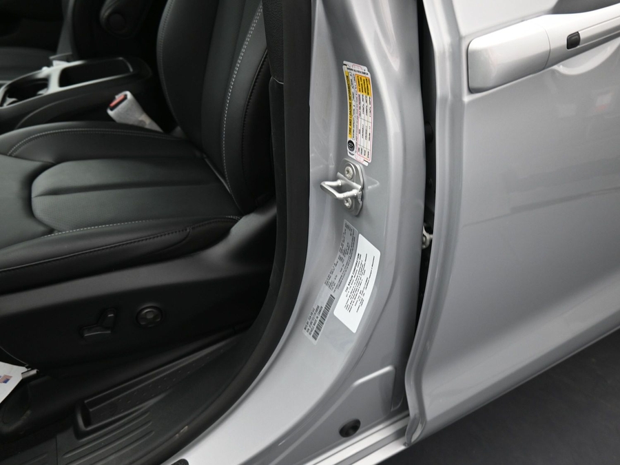 Silver Chrysler Voyager image number 15