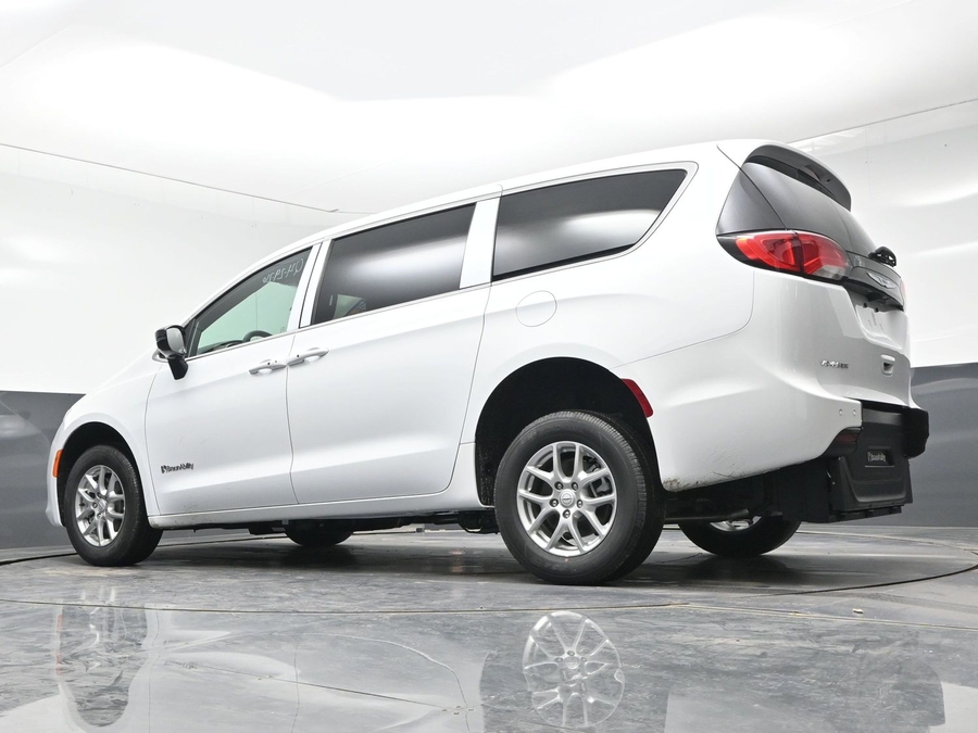 White Chrysler Voyager image number 19