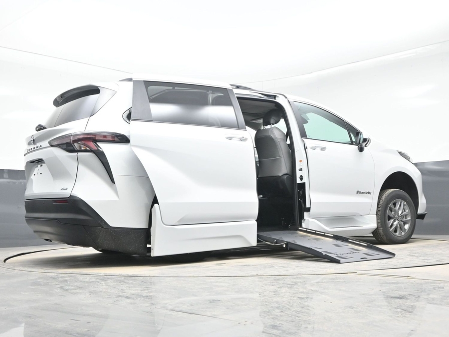 New 2026 Toyota Sienna Hybrid XLE Base - BraunAbility Side Entry Entry Fold Out Automatic Ramp