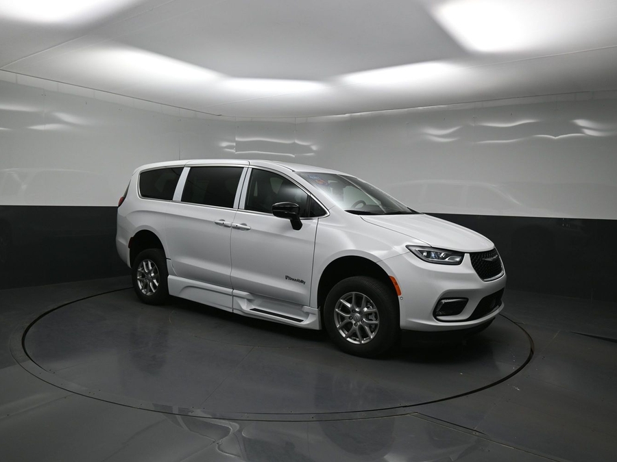 White Chrysler Pacifica image number 18