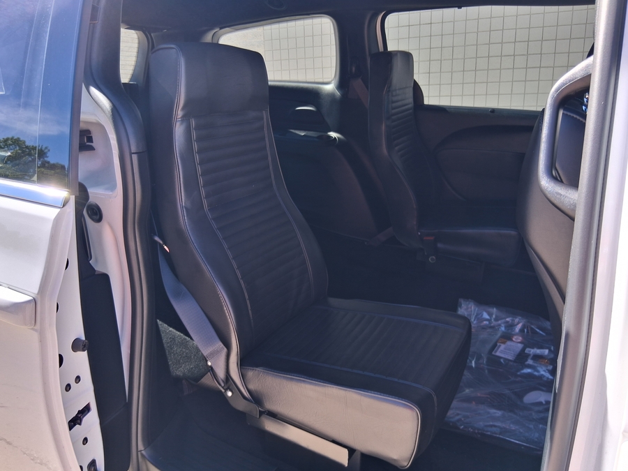White Chrysler Voyager image number 4