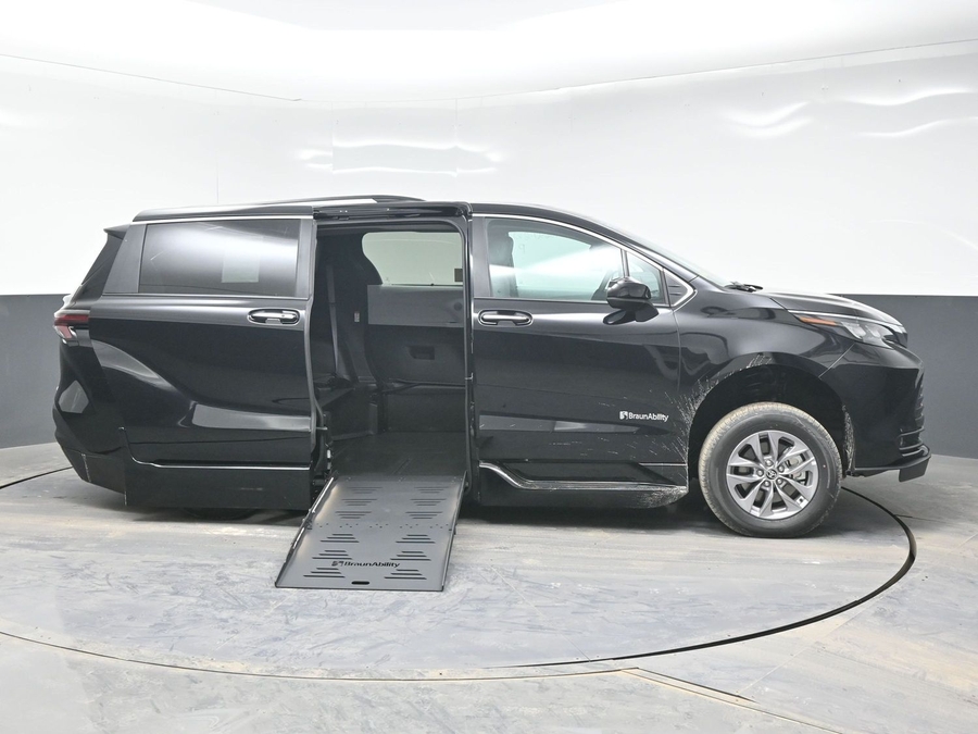 Black Toyota Sienna image number 2