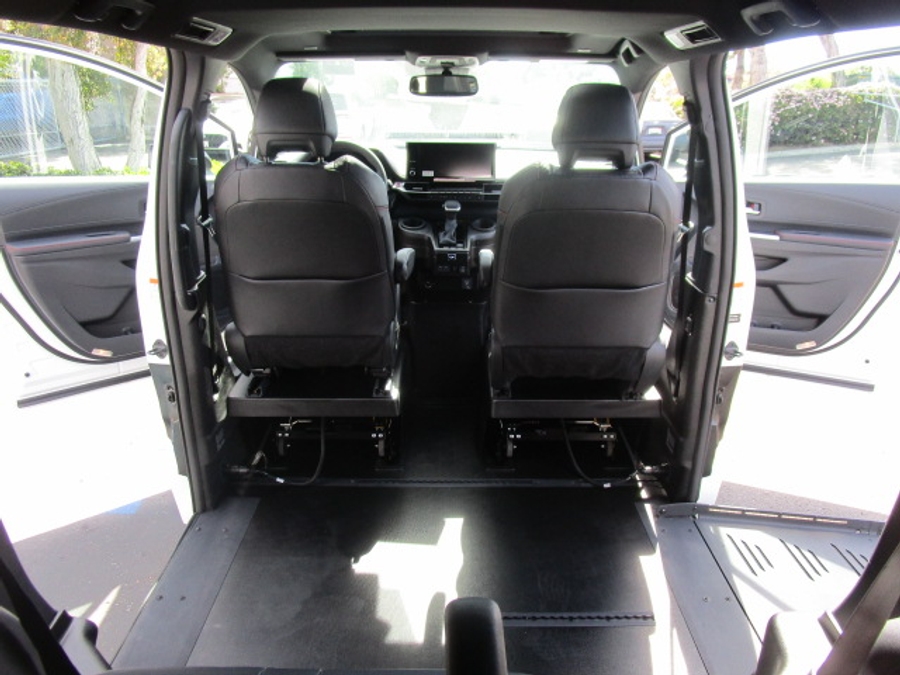 New 2025 Toyota Sienna Hybrid XSE Sport - BraunAbility Side Entry Entry Fold Out Automatic Ramp