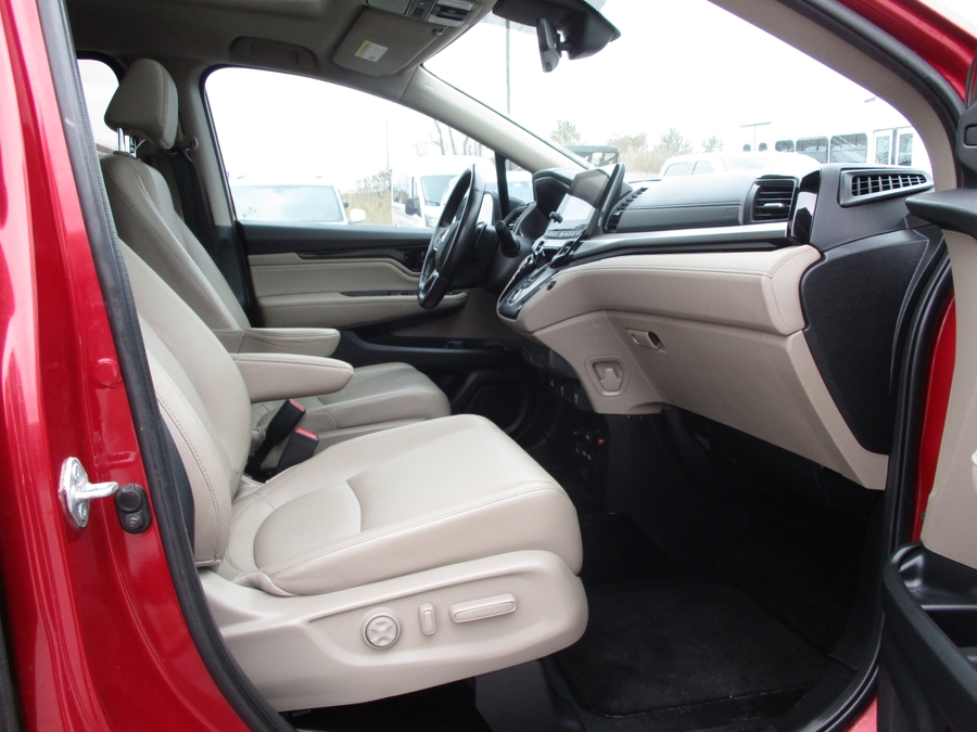 Red Honda Odyssey image number 8