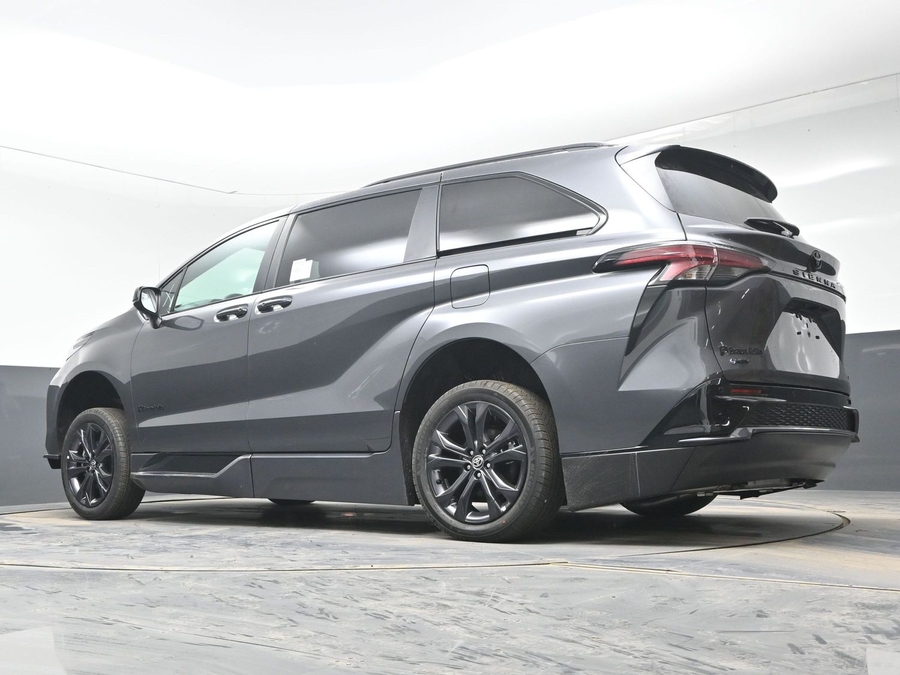 Grey Toyota Sienna image number 20