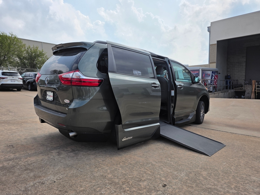 Used 2018 Toyota Sienna XLE - VMI Side Entry Entry In Floor Automatic Ramp